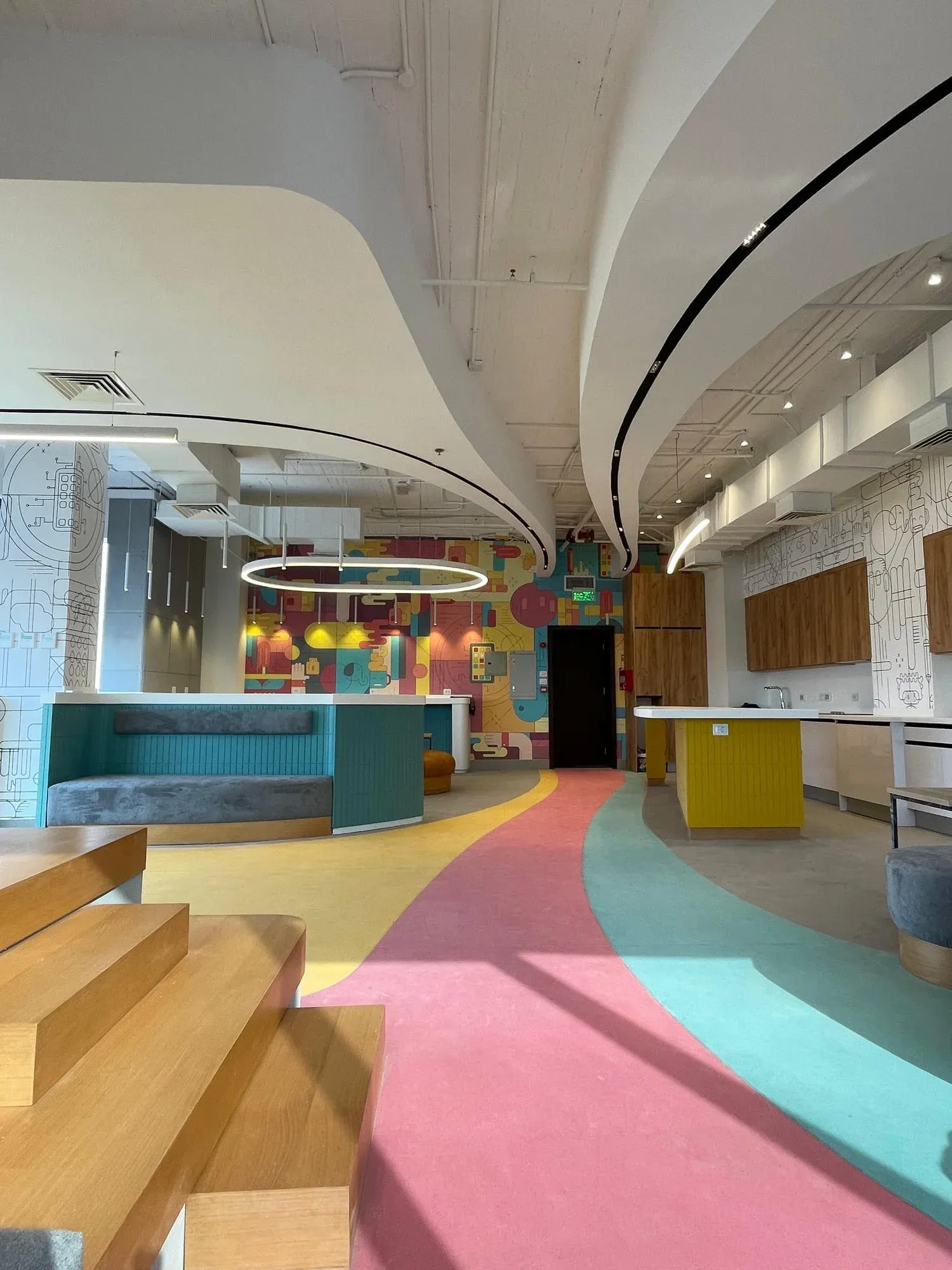  Central island with yellow tile-pattern cladding and flower bed feature