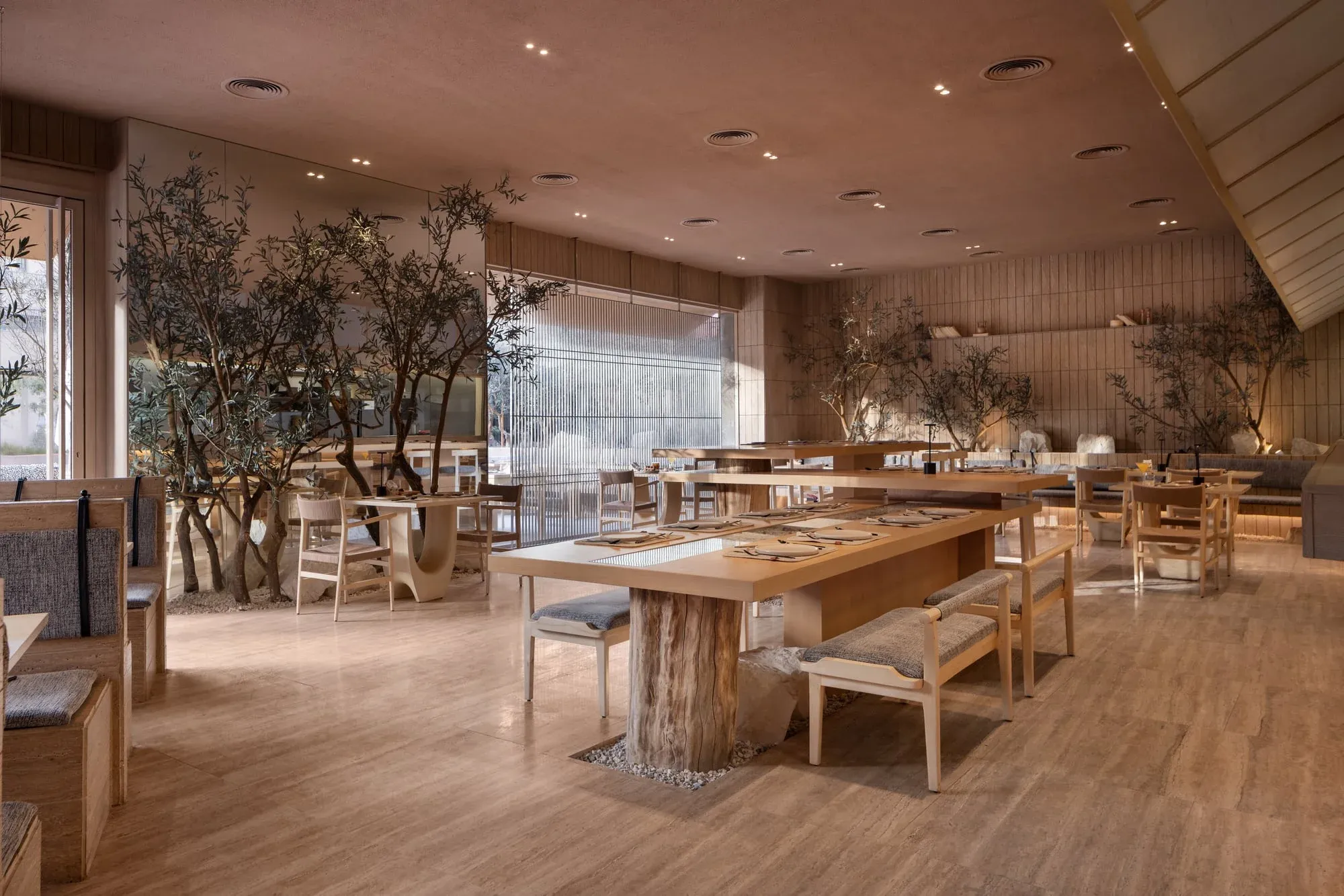 📸Close-up of signature three-level dining table with tree trunk base